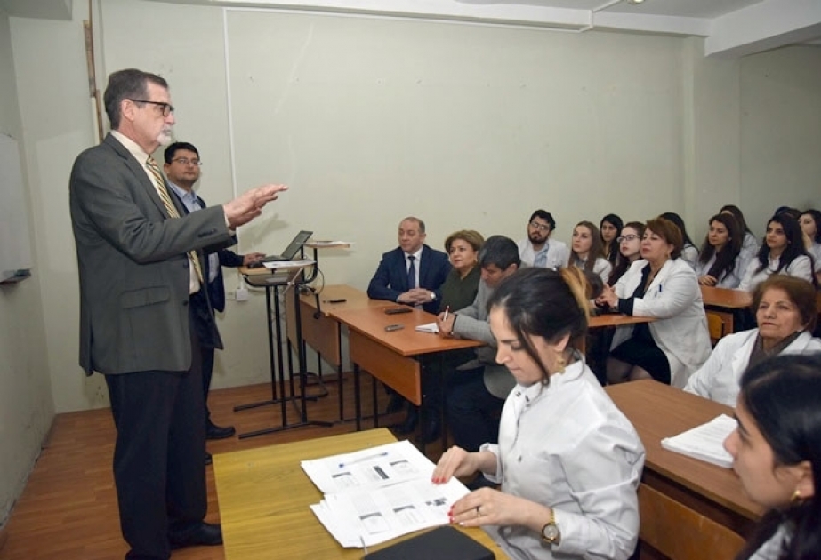 В Медицинском университете состоялась лекция американского профессора на тему здоровья детей и подростков