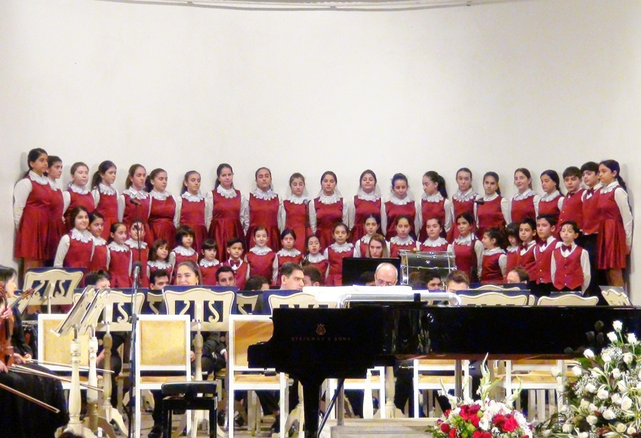 On iki nömrəli musiqi məktəbinin kollektivi hesabat konsertini təqdim edib