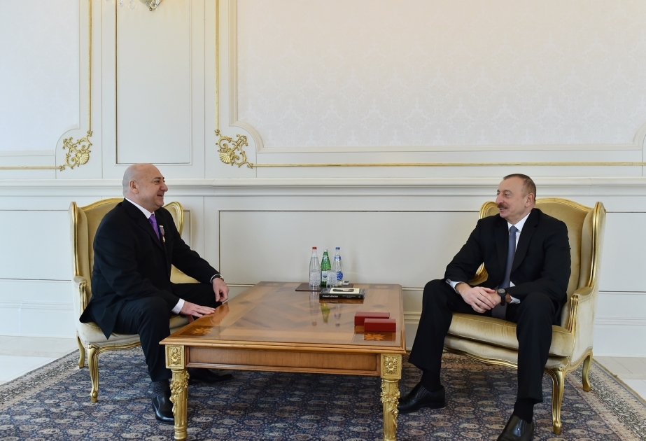 Le président Ilham Aliyev a reçu Mammadali Aghayev, directeur du Théâtre académique de la Satire de Moscou VIDEO