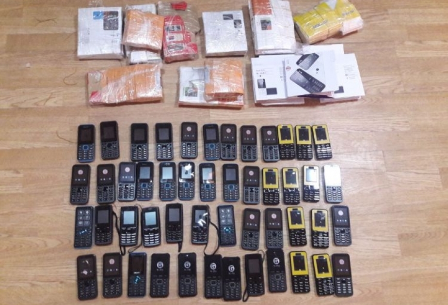 Gömrük nəzarətinə bəyan edilməyən mobil telefonlar və qutuları aşkarlanıb