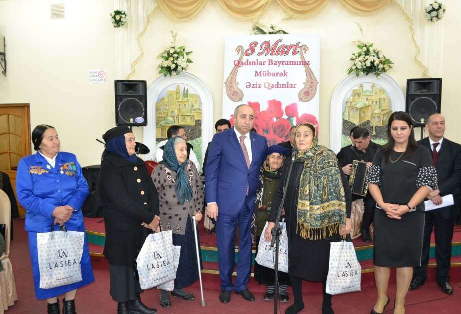 Qadını sevindirmək bəşəriyyəti sevindirməkdir