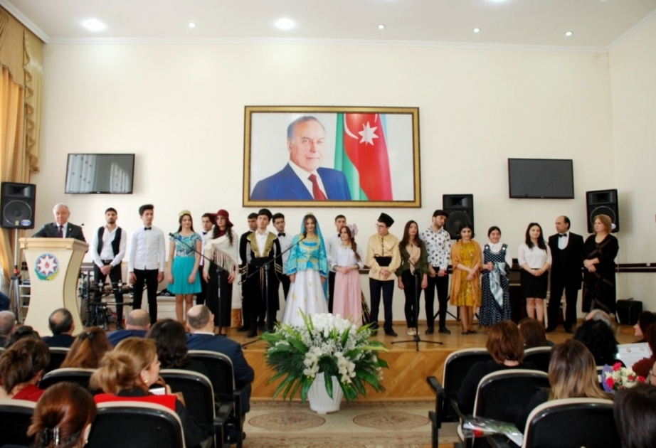 Universitetdə təmizlik işlərinə baxan 80-ə yaxın qadın mükafatlandırılıb