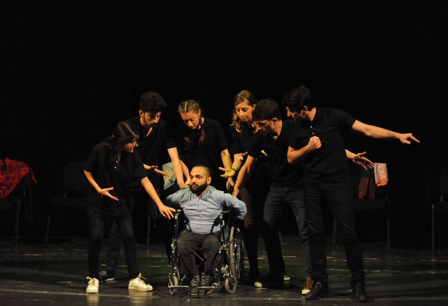 Gənc Tamaşaçılar Teatrında “Bir günəş altında” tamaşası təqdim olunub