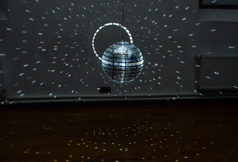 “Kapellhaus“ zeigt Space-Speech-Speed-Lichtinstallation von Düsseldorfer Mischa Kuball