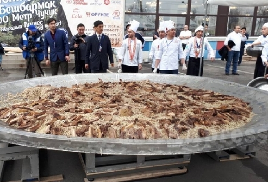Qırğız aşpazları 117 metr uzunluğunda kolbasa hazırlayıblar