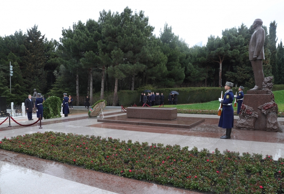 Le Premier ministre géorgien visite la tombe du leader national Heydar Aliyev