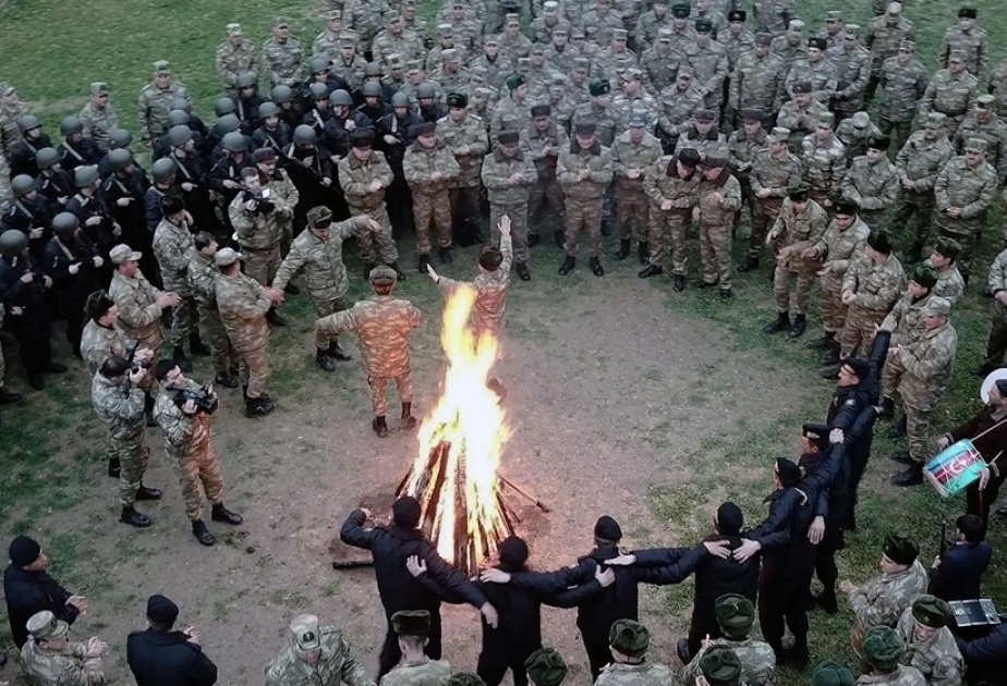 Müdafiə Nazirliyinin rəhbərliyi Yel çərşənbəsini təlimlərdə iştirak edən şəxsi heyətlə keçirib VİDEO