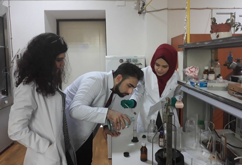 Bakı Dövlət Universitetinin tələbələri Kataliz və Qeyri–üzvi Kimya İnstitutunda təcrübə keçirlər