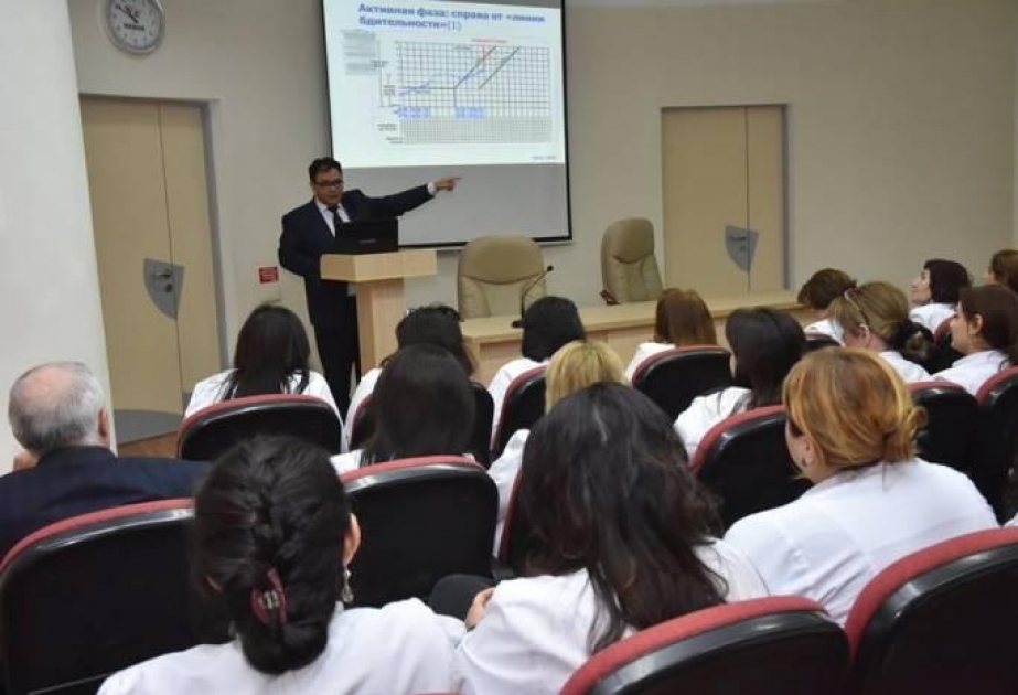 Qazaxıstanlı onkoloq Tibb Universitetinin II mamalıq-ginekologiya kafedrasında mühazırə oxuyub