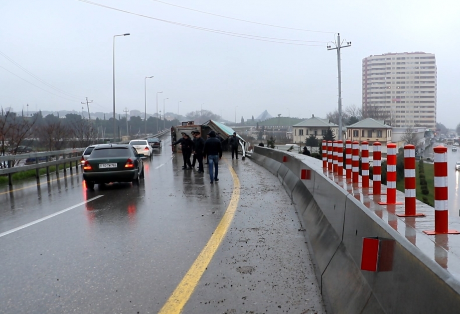 Bakı-Sumqayıt yolunda qəza zamanı yol təsərrüfatına ziyan dəyib
