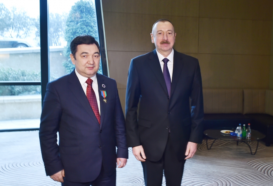 伊利哈姆·阿利耶夫总统授予国际突厥研究院院长达尔汗·克德尔艾里友谊勋章