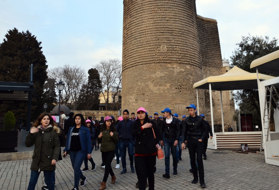 Naxçıvan məktəbliləri İçərişəhərlə tanış olublar
