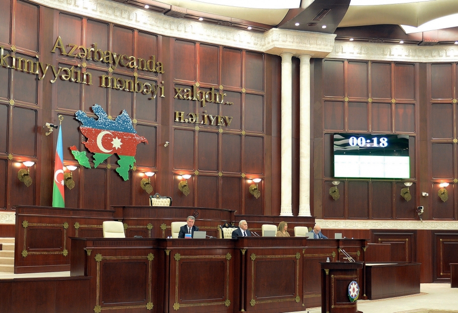 В Милли Меджлисе слушается годовой отчет Кабинета Министров