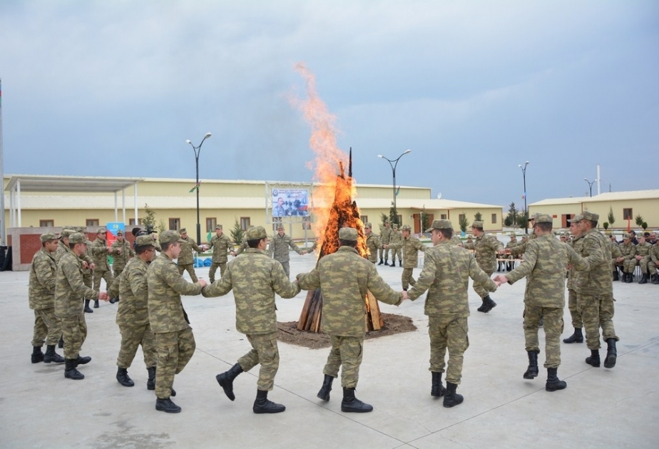 Gənclər Novruz bayramını əsgərlərlə birgə qeyd ediblər