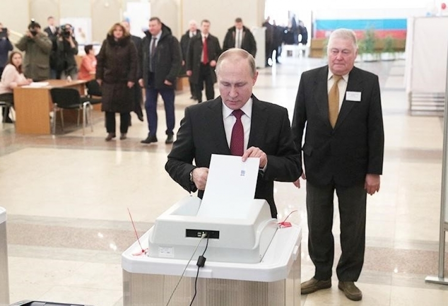 Vladimir Putin 2151 saylı seçki məntəqəsində səs verib