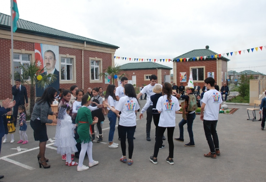 UNEC tələbələri Novruz bayramı münasibətilə Cocuq Mərcanlı sakinlərinə kitab paylayıblar