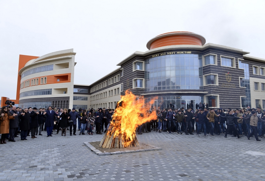 Bakı Ali Neft Məktəbində Novruz şənliyi