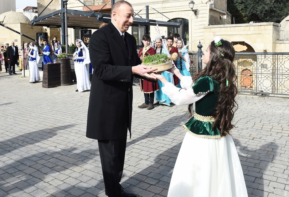 Volksfeierlichkeiten anlässlich des Novruz-Festes  Aserbaidschans Präsident Ilham Aliyev nimmt an Volksfeierlichkeiten teil VIDEO