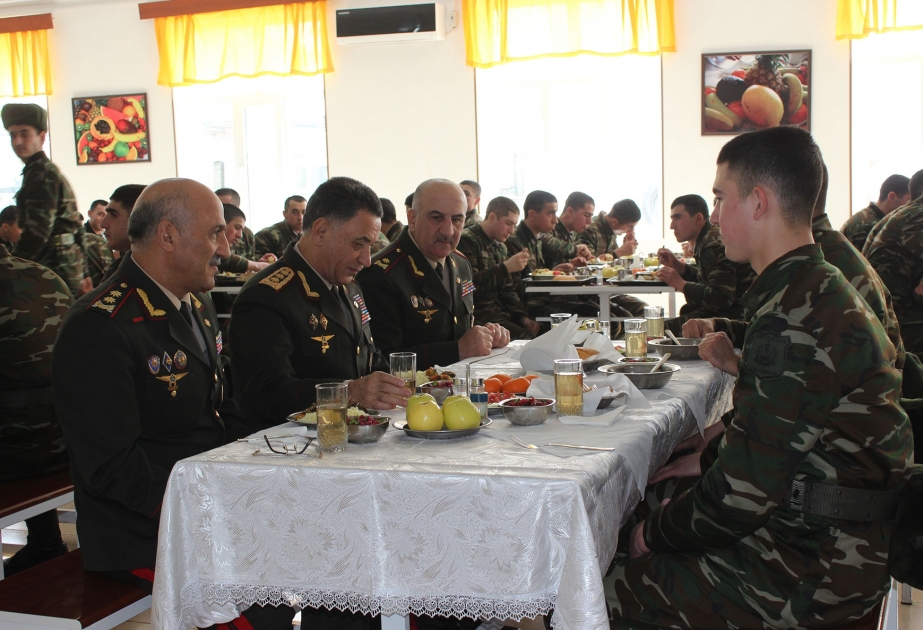 Daxili işlər naziri Novruzun ilk günündə əsgərlərlə birlikdə nahar edib