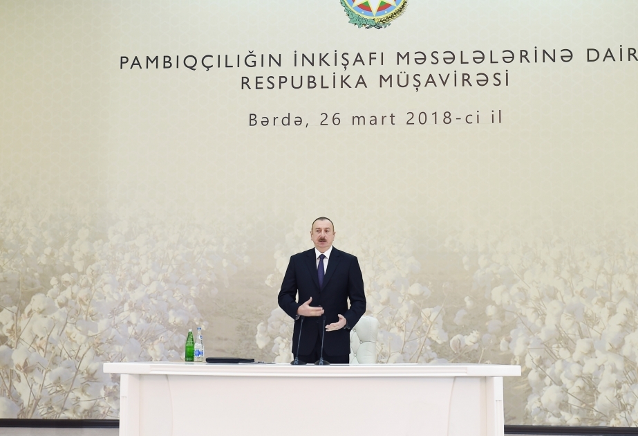 Präsident Ilham Aliyev nimmt an Beratung über Entwicklung des Baumwollanbaus in Barda teil VIDEO