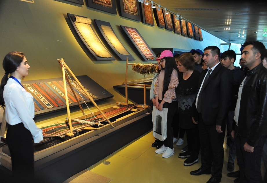 Naxçıvan məktəbliləri Xalça Muzeyindən zəngin təəssüratlarla ayrılıblar