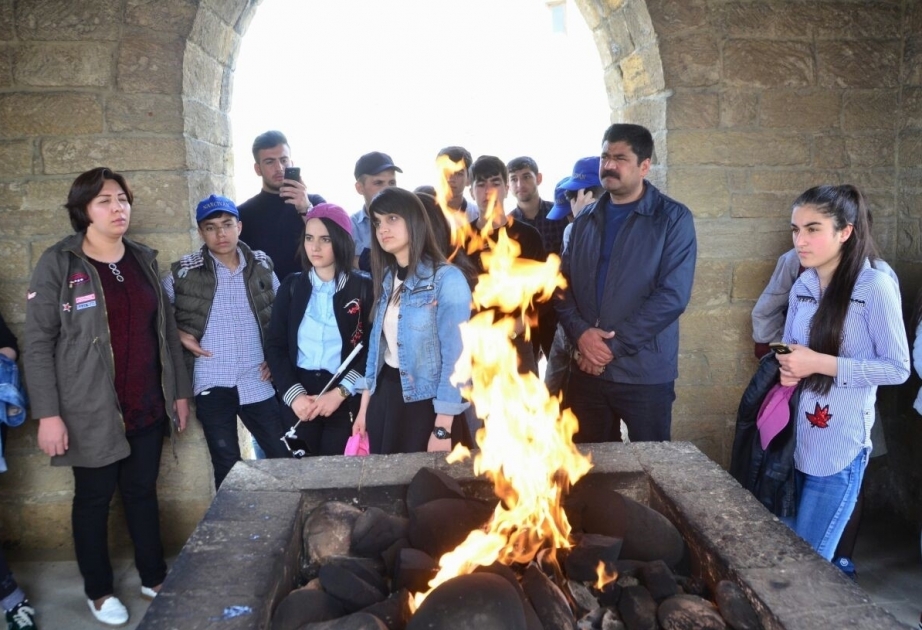 Naxçıvanlı məktəblilər “Atəşgah məbədi” ilə tanış olublar