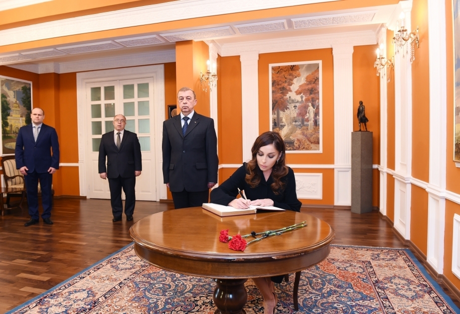 Первый вице-президент Мехрибан Алиева посетила посольство России в Азербайджане, выразила соболезнование в связи с погибшими в результате пожара в Кемерове ОБНОВЛЕНО