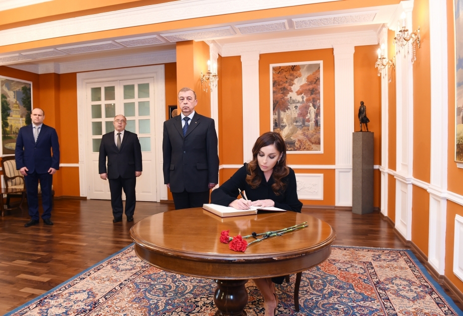 Erste Vizepräsidentin Aserbaidschans Mehriban Aliyeva besucht russische Botschaft in Aserbaidschan
