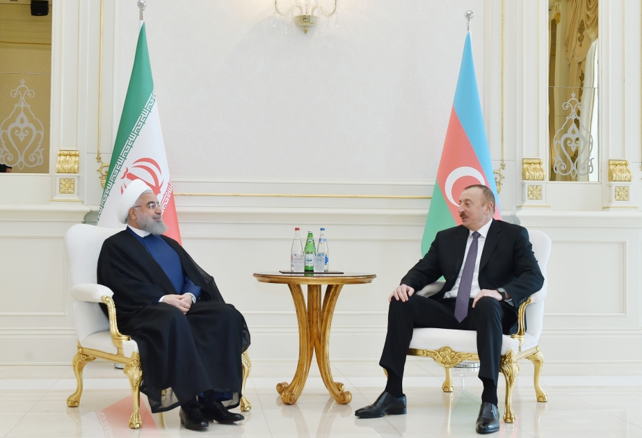 Staatpräsident Ilham Aliyev trifft sich mit Präsident Hassan Rouhani zu Vieraugengespräch VIDEO