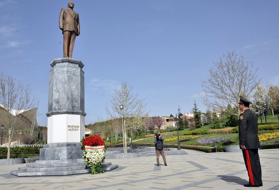 Le ministre azerbaïdjanais de la Défense visite le Parc Heydar Aliyev à Ankara