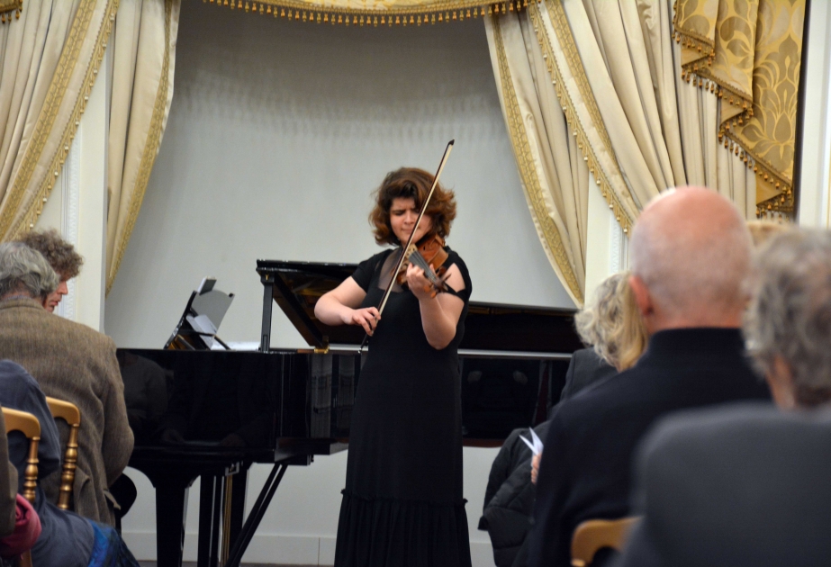 Gənc skripkaçı Əzizə Salahova Paris “Skripka baharı” festivalında VİDEO