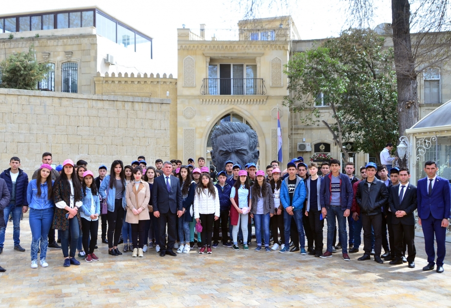 Naxçıvan məktəbliləri İçərişəhərdə