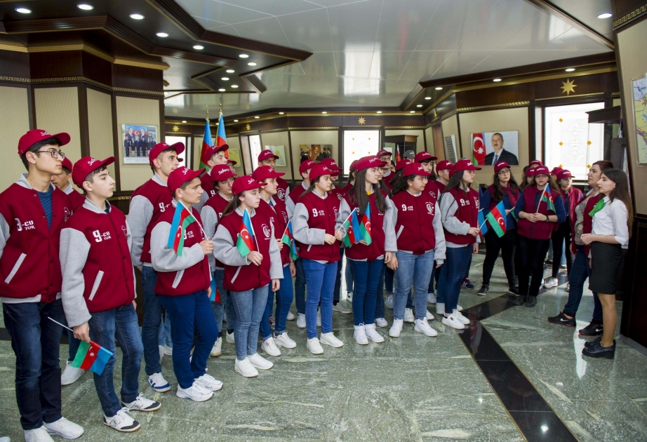 Tur-aksiya iştirakçıları Naxçıvan şəhərinin tarixi və mədəniyyət abidələri ilə tanış olublar