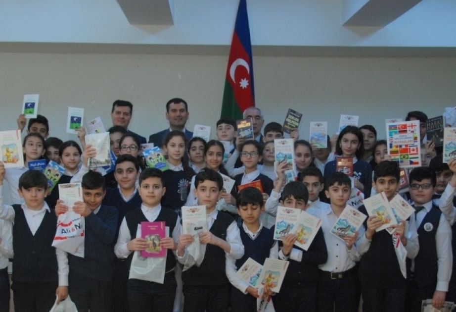 UNEC-in kollektivi məktəblilərə kitab hədiyyə edib