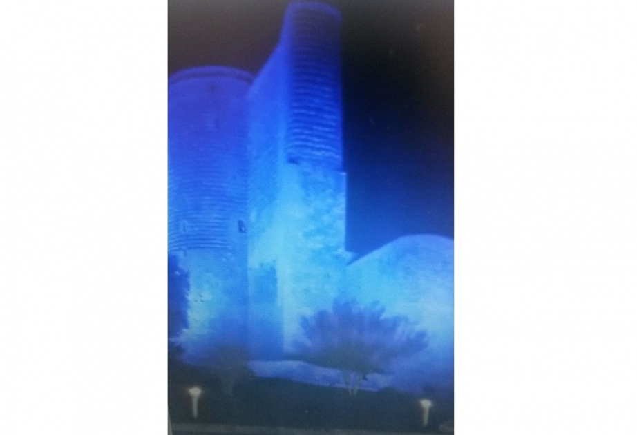 Qız qalası mavi rənglə işıqlandırılıb