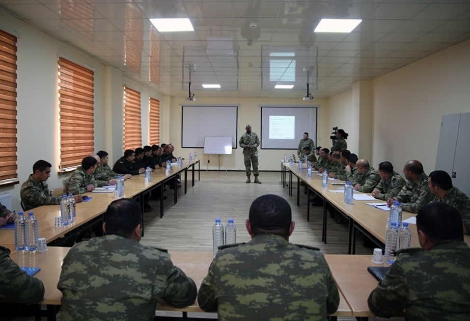 Experten der US-Landstreitkräfte in Europa veranstalten Seminar in Baku