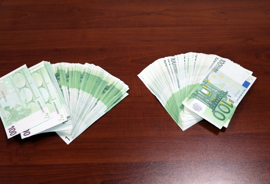 Külli miqdarda xarici valyutanın ölkənin gömrük sərhədindən gizlin keçirilməsi cəhdinin qarşısı alınıb