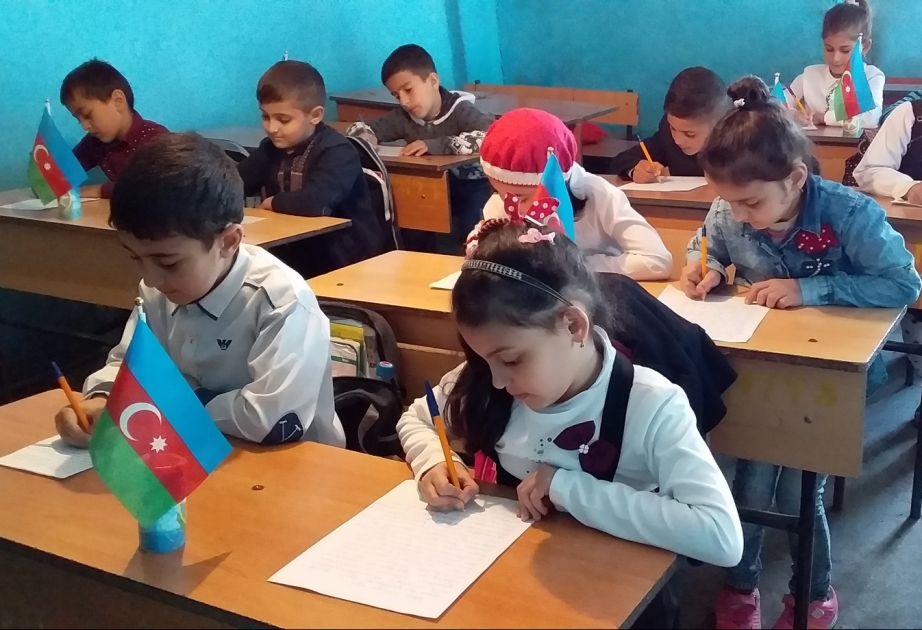 Məktəblilər əsgərlərə məktublar ünvanlayıblar