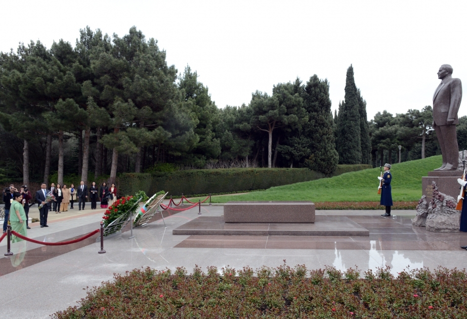 Indian minister of external affairs pays respect to national leader Heydar Aliyev and Azerbaijani martyrs