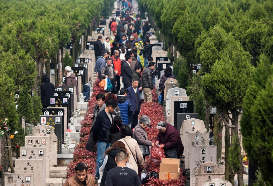 Çin xalqı vəfat etmiş yaxınlarının xatirəsini birlikdə anır