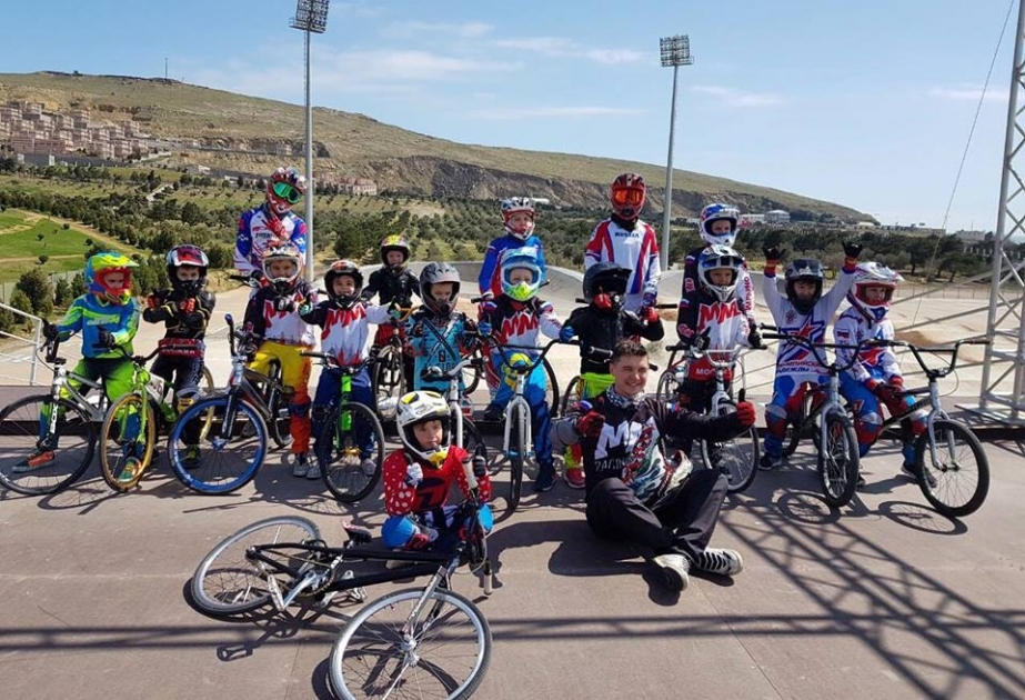 Rusiyanın yeniyetmə BMX velosipedçiləri Bakıdadır