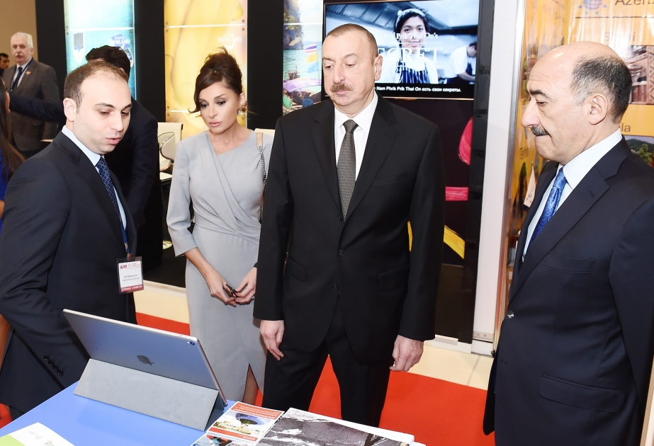الرئيس إلهام علييف يتفقد معرض السياحة والرحلات