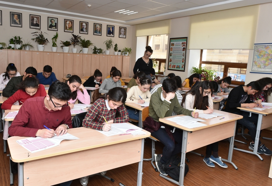 Respublika fənn olimpiadalarının yarımfinal turunda şagirdlər müxtəlif fənlər üzrə biliklərini sınayıblar