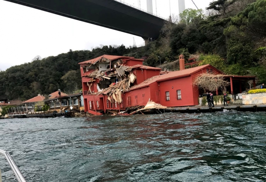 İstanbul boğazında tanker sahildəki villaya çırpılıb