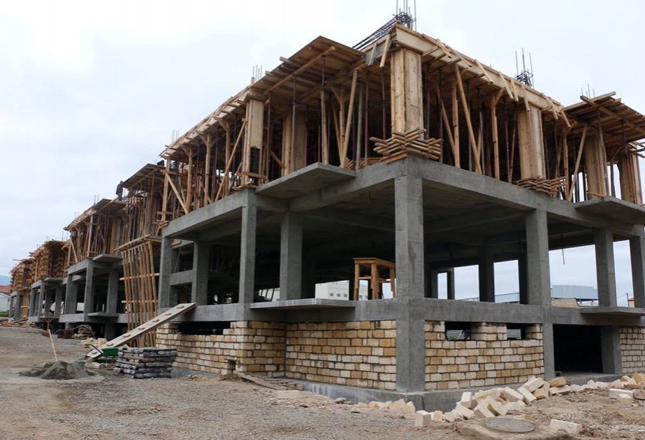 Şəmkirdə yeni yaşayış binası inşa olunur