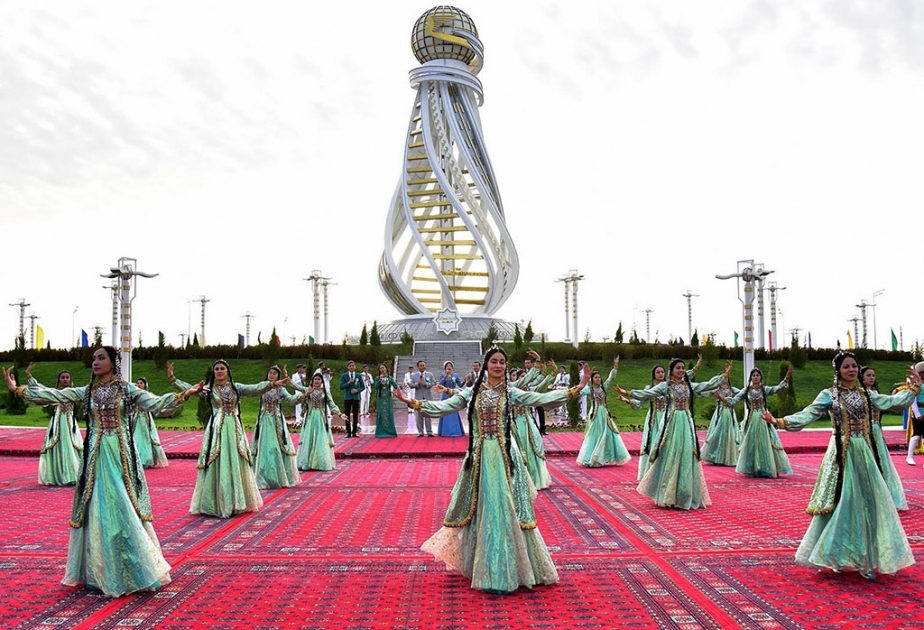 Türkmənistanda “İpək yolu” monumenti açılıb