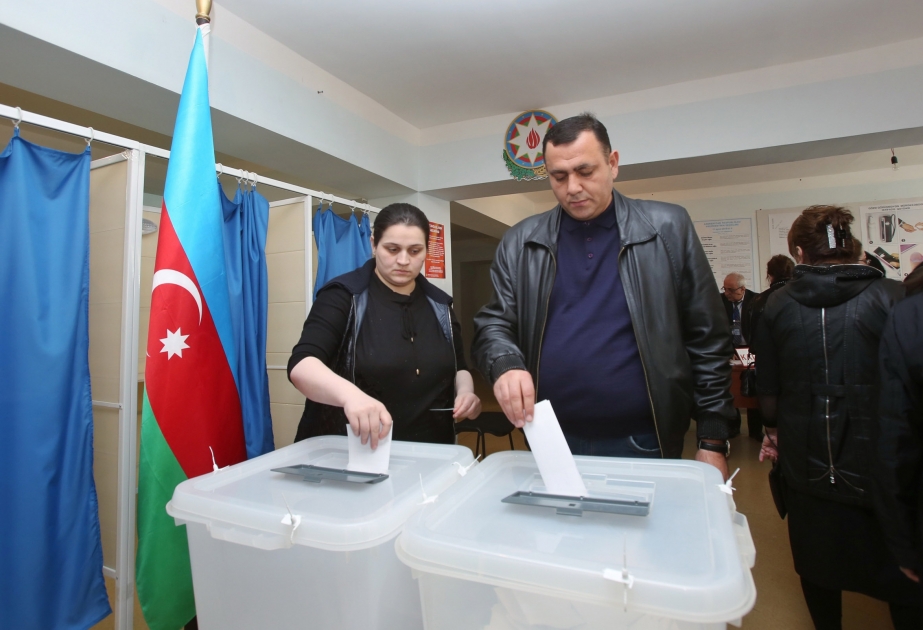 Binəqədidə seçicilər iradələrini sərbəst ifadə edirlər