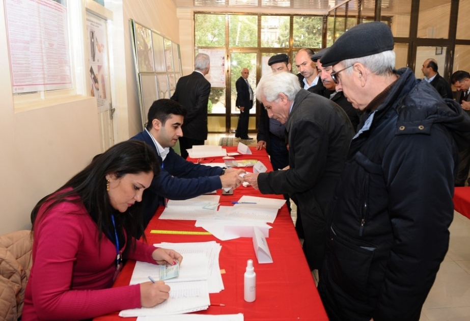 29 saylı Səbail seçki dairəsinin məntəqələrinə seçici axını davam edir