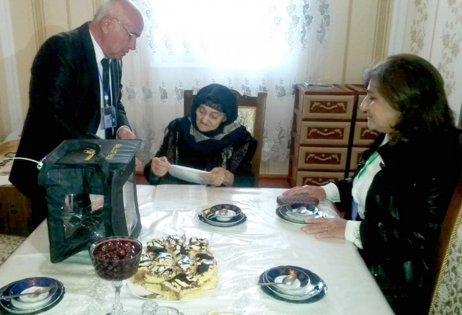 100 yaşlı Yamən nənənin evinə daşınan seçki qutusu aparılıb