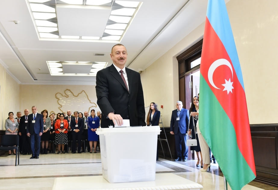 Azərbaycan Prezidenti İlham Əliyev 6 saylı seçki məntəqəsində səs verib YENİLƏNİB VİDEO